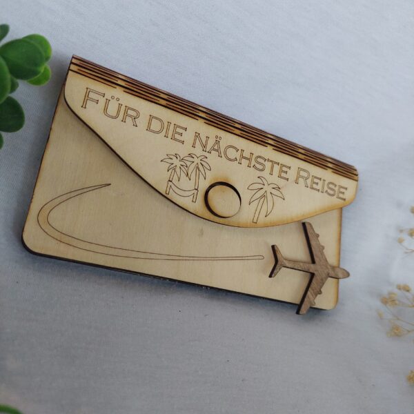 Hölzerner Geldumschlag "Für die nächste Reise" – Originelle Geschenkverpackung für Reise-Gutscheine – Bild 3